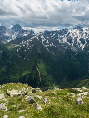 Gschnitztal Vadisi 'ndeki Pramarnspitze eyeri ve Stubai yürüyüş parkurundaki kar kaplı dağ manzarası, Stubai Hohenweg, Tyrol Alps, Avusturya' nın Alp manzarası. Yazın mavi gökyüzü, beyaz bulutlar