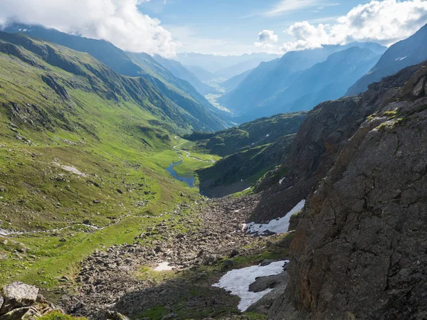 Nehrin kıvrımlı akıntısı ile güzel yeşil yaz dağları vadisi. Stubai yürüyüş parkuru, Stubai Hohenweg at Tyrol, Avusturya Alpleri — Stok fotoğraf