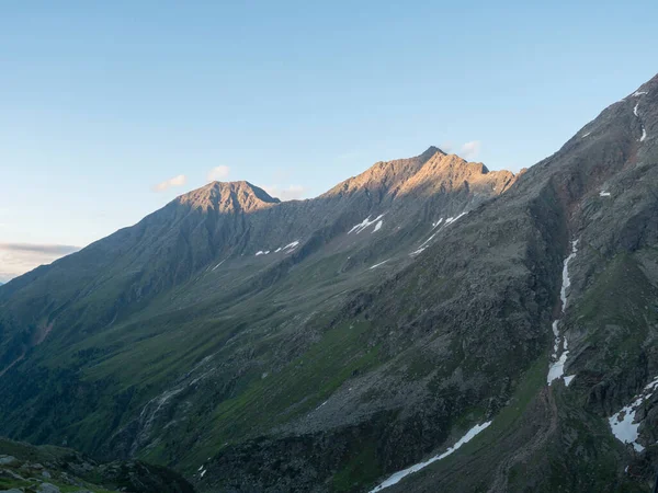 Nurnberger Hutte dağ kulübesinde Stubai yürüyüş parkurunda keskin dağ tepeleri, Stubai Hohenweg, Tyrol, Stubai Alpleri, Avusturya 'nın yaz kayalık alp manzarası — Stok fotoğraf