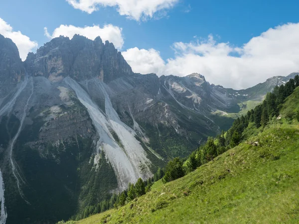 Vista de los picos montañosos de piedra caliza y pinos en Stubai Hohenweg, paisaje alpino de los Alpes Tirol, Austria. Cielo azul de verano, nubes blancas —  Fotos de Stock