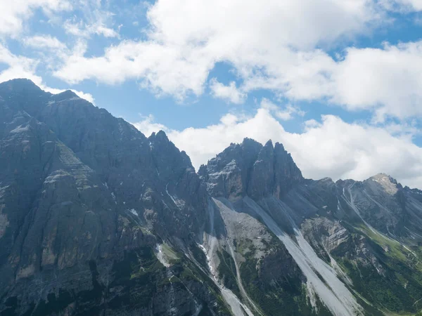 Vista de los picos montañosos de piedra caliza, paisaje alpino de Stubai Tirol Alpes, Austria. Cielo azul de verano, nubes blancas —  Fotos de Stock