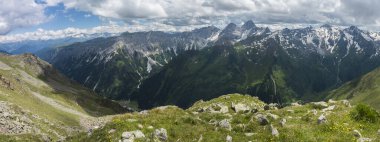 Pramarnspitze 'den Stubai yürüyüş parkurundaki kar kaplı dağ manzarası, Stubai Hohenweg, Tyrol Alps, Avusturya' nın Alp manzarası. Yazın mavi gökyüzü, beyaz bulutlar