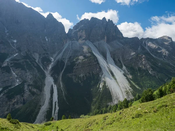 Kilátás mészkő hegycsúcsok és fenyőfák Stubai Hohenweg, alpesi táj Tirol Alpok, Ausztria. Nyári kék ég, fehér felhők — Stock Fotó