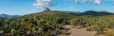 Ulassai bölgesindeki tepeler, ormanlar ve dağlardan oluşan geniş bir manzara. Monte Oseli, Sardunya yazın manzarası, mavi gökyüzü.