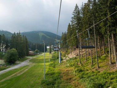 Demanovska dolina, Jasna, Slovakya 29 Ağustos 2020: Alçak Tatras dağlarındaki Jasna tatil beldesinde kayak kaldırma koltuğu, yaz günü
