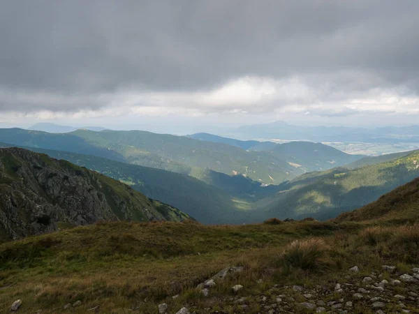 Chopok 'tan Slovakya' daki Low Tatras Dağları 'na kadar uzanan çimli tepe dağ yamaçlarının manzarası. Sis ve bulutlar, geç yaz günü — Stok fotoğraf