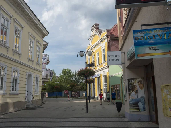 Ruzomberok, Eslovaquia, 30 de agosto de 2020: vista de calle del casco antiguo de Ruzomberok centro de la ciudad zona peatonal con grupo de personas — Foto de Stock