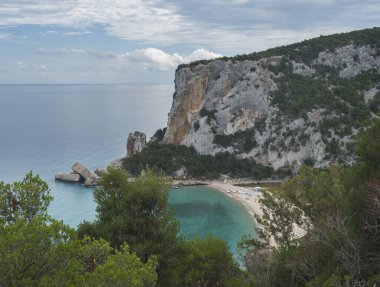 Cala Gonone yakınlarındaki Cala Luna sahilinin havadan görünüşü, Orosei Körfezi, Sardunya Adası, İtalya. Kireç taşı kayaları ve turkuaz mavi suyu olan beyaz kumsal. Ünlü turistik tatil beldesi
