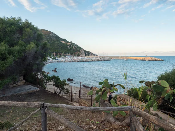Άποψη της μαρίνας στη Santa Maria Navarrese πάνω από τη θάλασσα με ιστιοφόρα, βάρκες και πράσινο. Χρυσή ώρα φως, Σαρδηνία, Ιταλία — Φωτογραφία Αρχείου