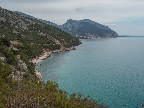 Θέα στον κόλπο του Orosei και στο χωριό Cala Gonone με ασβεστολιθικούς γκρεμούς, πράσινους θάμνους, λευκή παραλία και γαλαζοπράσινα νερά. Διάσημος τουριστικός προορισμός στη Σαρδηνία, Ιταλία. — Φωτογραφία Αρχείου