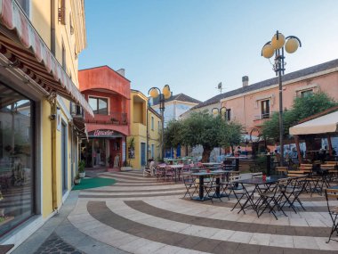 Tortoli, Sardinya, İtalya, 9 Eylül 2020: Bir grup insanla birlikte eski Tortoli kasabasındaki Piazza Roma meydanı manzarası. Yaz öğleden sonra