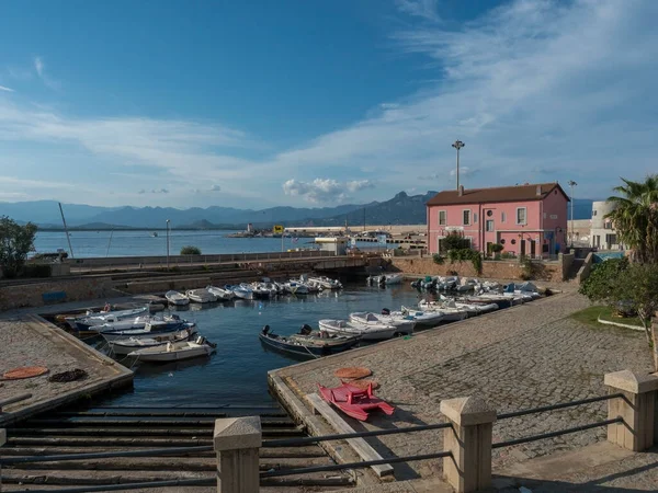 Arbatax, Sardinien, Italien, 9. September 2020: Blick auf den Hafen von Arbatax, Hafen mit Schiffen, Fischerbooten und rosa Haus des Touristeninformationszentrums. Sommerblauer Himmel — Stockfoto