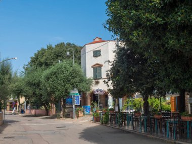 Santa Maria Navarrese, Sardinya, İtalya, 10 Eylül 2020: Santa Maria Navarrese köyünün merkezindeki sokak manzarası. Yaz öğleden sonra