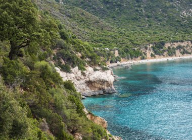 Pedra Longa 'dan Orosei Körfezi' ne bakın. Kireçtaşı kayalıkları, yeşil çalıları ve turkuaz mavi suları var. İtalya 'nın Sardunya adasında ünlü turistik tatil beldesi.