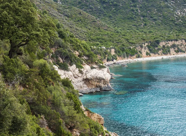 Θέα πάνω από τον κόλπο του Orosei από Pedra longa με ασβεστολιθικά βράχια, πράσινους θάμνους και γαλαζοπράσινα νερά. Διάσημος τουριστικός προορισμός στη Σαρδηνία, Ιταλία. — Φωτογραφία Αρχείου