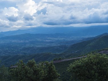 Supramonte Dağları 'nın yeşil ovalar ve orman manzarası, kireçtaşı kaya ve Akdeniz bitkileri, bölge Nuoro, Sardinya, İtalya. Yaz bulutlu günü