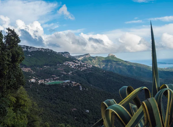 Αεροφωτογραφία του πράσινου γηπέδου ποδοσφαίρου στο χωριό Baunei στο όμορφο τοπίο των βουνών Supramonte με ασβεστόλιθους βράχους, Arbatax penisula, Μεσογειακή θάλασσα Καραιβική agave plant, Σαρδηνία, Ιταλία — Φωτογραφία Αρχείου