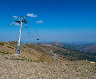 Sardinya, Nuoro, İtalya 'daki en yüksek dağdaki Bruncu Spina Ski tatil beldesinin manzarası. Vaste zirveleri, kuru düzlükler ve Akdeniz bitkileriyle dolu vadiler. Yazın sonu, mavi gökyüzü