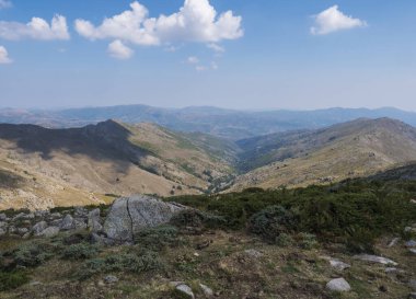Gennargentu 'daki dağ manzarası, Sardinya' daki en yüksek dağ, Nuoro, İtalya. Vaste zirveleri, kuru düzlükler ve Akdeniz bitkileriyle dolu vadiler. Yazın sonu, mavi gökyüzü