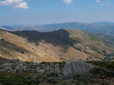 Gennargentu 'daki dağ manzarası, Sardinya' daki en yüksek dağ, Nuoro, İtalya. Vaste zirveleri, kuru düzlükler ve Akdeniz bitkileriyle dolu vadiler. Yazın sonu, mavi gökyüzü