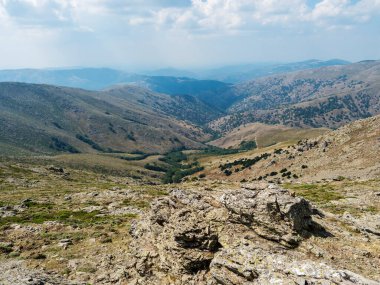 Punta La Marmora 'nın Sardinya, Nuoro, İtalya' daki Gennargentu dağındaki en yüksek dağ zirvesinden görüntü. Vaste zirveleri, kuru düzlükler ve Akdeniz bitkileriyle dolu vadiler. Yazın sonu, mavi gökyüzü