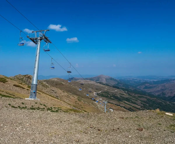 Sardinya, Nuoro, İtalya 'daki en yüksek dağdaki Bruncu Spina Ski tatil beldesinin manzarası. Vaste zirveleri, kuru düzlükler ve Akdeniz bitkileriyle dolu vadiler. Yazın sonu, mavi gökyüzü