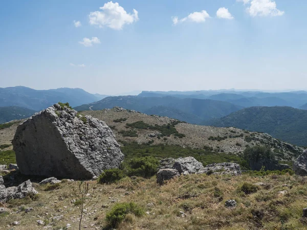 Vista dalla bianca torre calcarea Perda Liana, imponenti massi rocciosi, verde collina boschiva e montagna. Parco Nazionale della Barbagia, Sardegna Centrale, Italia, giornata estiva — Foto Stock