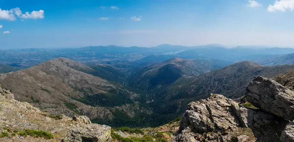 Panoramatický výhled z nejvyššího horského vrcholu Punta La Marmora na pohoří Gennargentu na Sardinii, Nuoro, Itálie. Rozlehlé vrcholky, suché pláně a údolí se středomořskou vegetací. Pozdní léto, modrá obloha — Stock fotografie