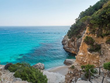 Beyaz çakıl taşı kaya ve turkuaz mavi su ile boş Cala Goloritze plajı manzarası. Meşhur seyahat yeri. Orosei Körfezi, Sardunya, İtalya, Eylül