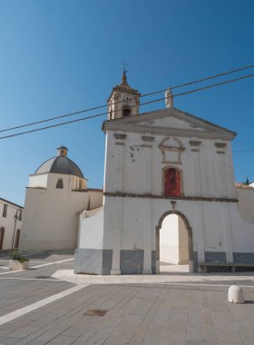 Baunei, Sardinya, İtalya, 19 Eylül 2020: Baunei dağ köyünde Chiesa Parrocchiale Di San Nicola Eski Beyaz Kilisesi manzarası