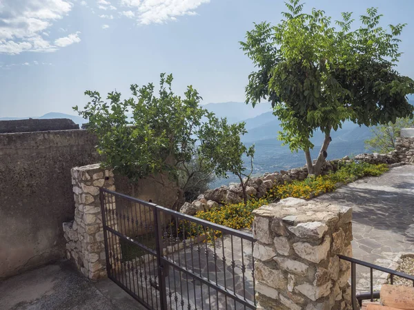 Entrada para jardim terraço em estilo mediterrâneo na romântica aldeia montanhosa Baunei Ogliastra, Sardenha, Itália — Fotografia de Stock