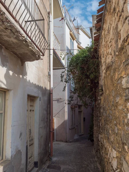 Vista de ruas estreitas da antiga aldeia de montanha romântica Baunei com casas de pedra. Ogliastra, Sardenha, Itália, tarde de verão ensolarada — Fotografia de Stock