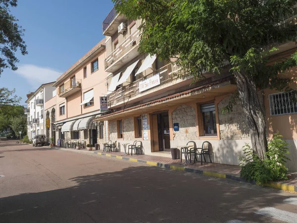Baunei 、サルデーニャ島、イタリア、 2020年9月19日:古いロマンチックな山間の村Bauneiでのメインストリートの眺めレストラン、ショップ、緑の木。晴れた夏の午後 — ストック写真