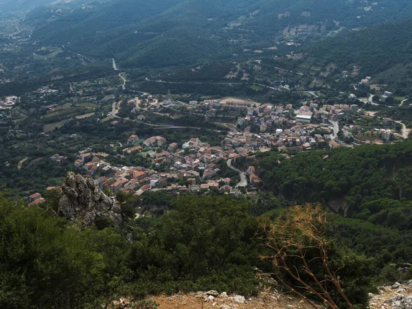 Vista aérea del pueblo Villagrande Strisaili con rocas calizas, montañas y vegetación verde del bosque. Día soleado de verano. Provincia de Nuoro, Cerdeña, Italia, Europa — Foto de Stock