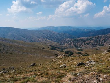 Gennargentu 'daki dağ manzarası, Sardinya' daki en yüksek dağ, Nuoro, İtalya. Vaste zirveleri, kuru düzlükler ve Akdeniz bitkileriyle dolu vadiler. Yazın sonu, mavi gökyüzü.