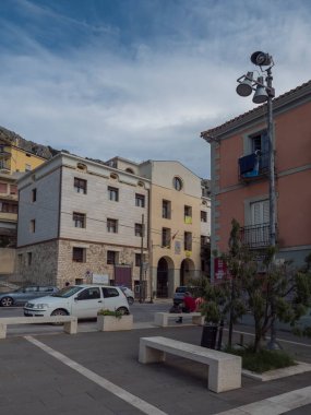 Baunei, Sardinya, İtalya, 19 Eylül 2020: Baunei dağ köyünün ana meydanı, yazlık mavi gökyüzü.