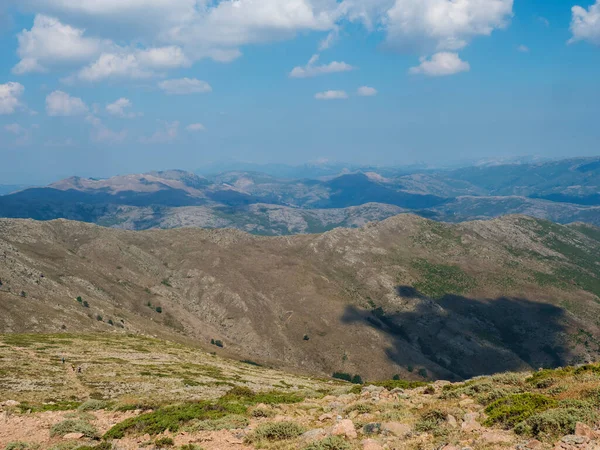Paesaggio montano a Gennargentu, montagna più alta della Sardegna, Nuoro, Italia. Vaste vette, pianure secche e valli con vegetazione mediterranea. Fine estate, cielo blu — Foto Stock
