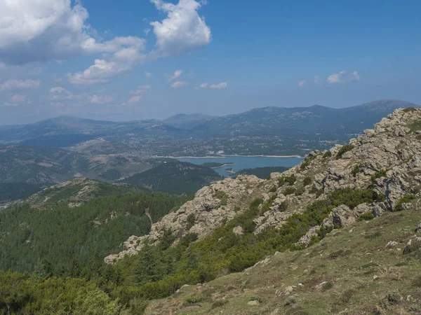 Blick auf den Nationalpark von Barbagia mit blauem See Alto del Flumendosa, Kalksteinfelsen, grünen Wäldern, Hügeln und Bergen. Mittelsardinien, Italien, Sommertag — Stockfoto
