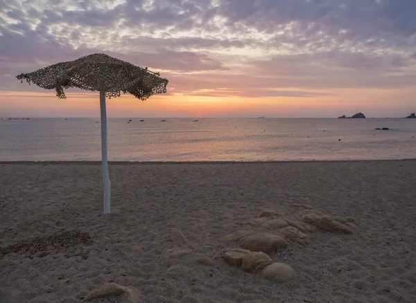 Színes Napfelkelte Üres Strandon Spiaggia Santa Maria Navarrese Napernyővel Vörös — Stock Fotó