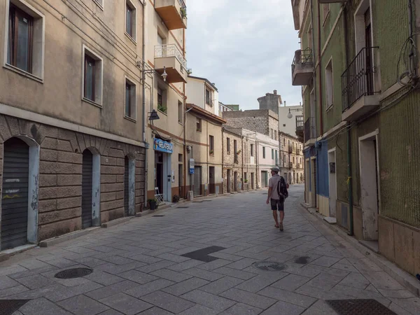Baunei, Sardinya, İtalya, 19 Eylül 2020: Taştan evleri ve dükkanları olan eski romantik dağ köyü Baunei 'nin ana caddesi. Güneşli yaz öğleden sonra.