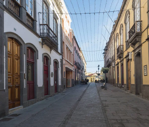 Arucas, Gran Canaria, Kanarya Adaları, İspanya 13 Aralık 2020: Sömürge tarzında renkli kabartmalı eski Arucas kasabası manzarası..