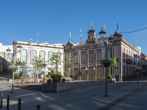 Arucas, Gran Canaria, Islas Canarias, España diciembre 13, 2020: Ayuntamiento y edificios en la colonia española en el casco antiguo de Arucas — Foto de Stock