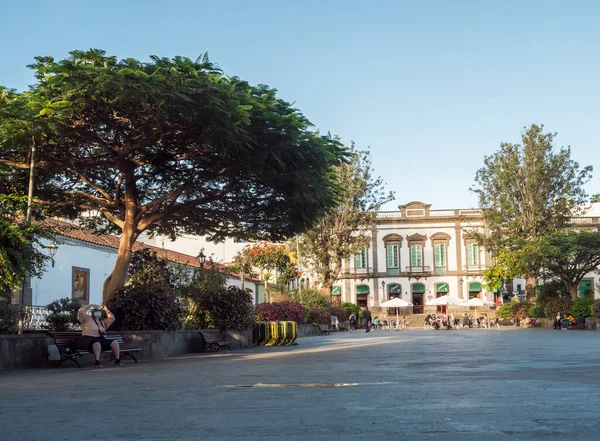 Arucas, Gran Canaria, Canary Islands, Spain December 13, 2020: View of square at old town Arucas with colorful bulding in colonial style. — Stock Photo, Image