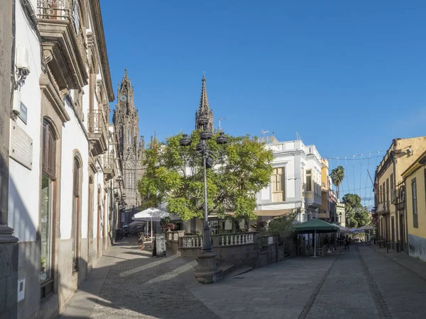 Arucas, Gran Canaria, Islas Canarias, España diciembre 13, 2020: Vista del casco antiguo Calles de Arucas con coloridos edificios de estilo colonial. — Foto de Stock