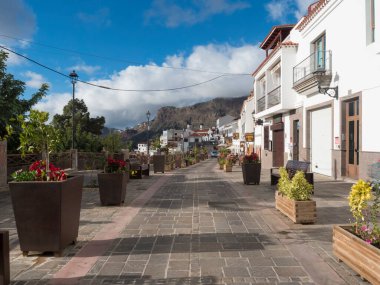 Tejeda, Gran Canaria, Kanarya Adaları, İspanya 15 Aralık 2020: Güneşli bir günde Tejeda Picturesque Kanarya köyünün ana caddesi
