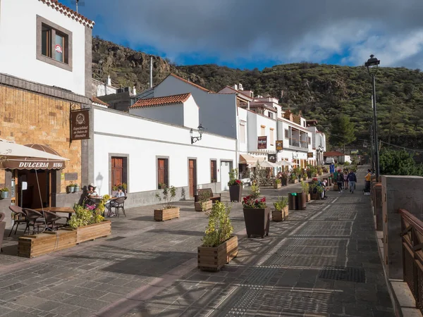 Tejeda, Gran Canaria, Isole Canarie, Spagna 15 dicembre 2020: Strada principale a Tejeda Pittoresco villaggio delle Canarie nella valle dell'entroterra nella giornata di sole — Foto Stock