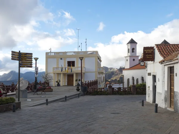 Tejeda, Gran Canaria, Canary Islands, Spain December 15, 2020: Main street in Tejeda with church Nuestra Senora del Socorro and town hall. Picturesque Canarian village at inland mountain valley — Stock Photo, Image