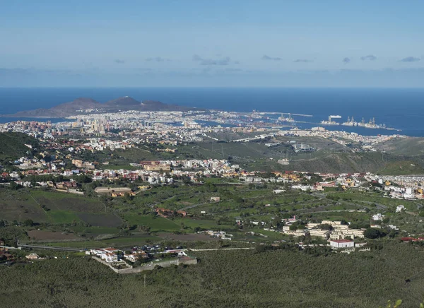 Letecký pohled na hlavní město Las Palmas s přístavem a atlantickým oceánem z vyhlídky na vrcholu Pico de Bandama. Gran Canaria, Španělsko. Slunečný den, modré nebe. — Stock fotografie