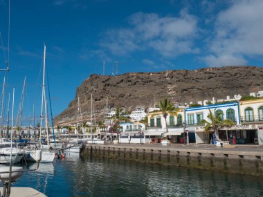 Marina, Puerto de Mogan 'ın gemileri ve renkli binaları. Küçük bir balıkçı köyü limanının geleneksel İspanyol sömürge mimarisi, en sevdiği turistik yer. Gran Kanaryası, Kanarya Adaları, İspanya