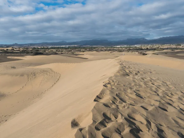 Pohled na přírodní rezervaci dun Maspalomas, zlaté písečné duny, modré nebe. Gran Canaria, Kanárské ostrovy, Španělsko — Stock fotografie